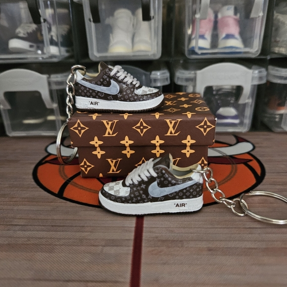 Fashion pair of mini sneakers keychain. - Picture 2 of 6